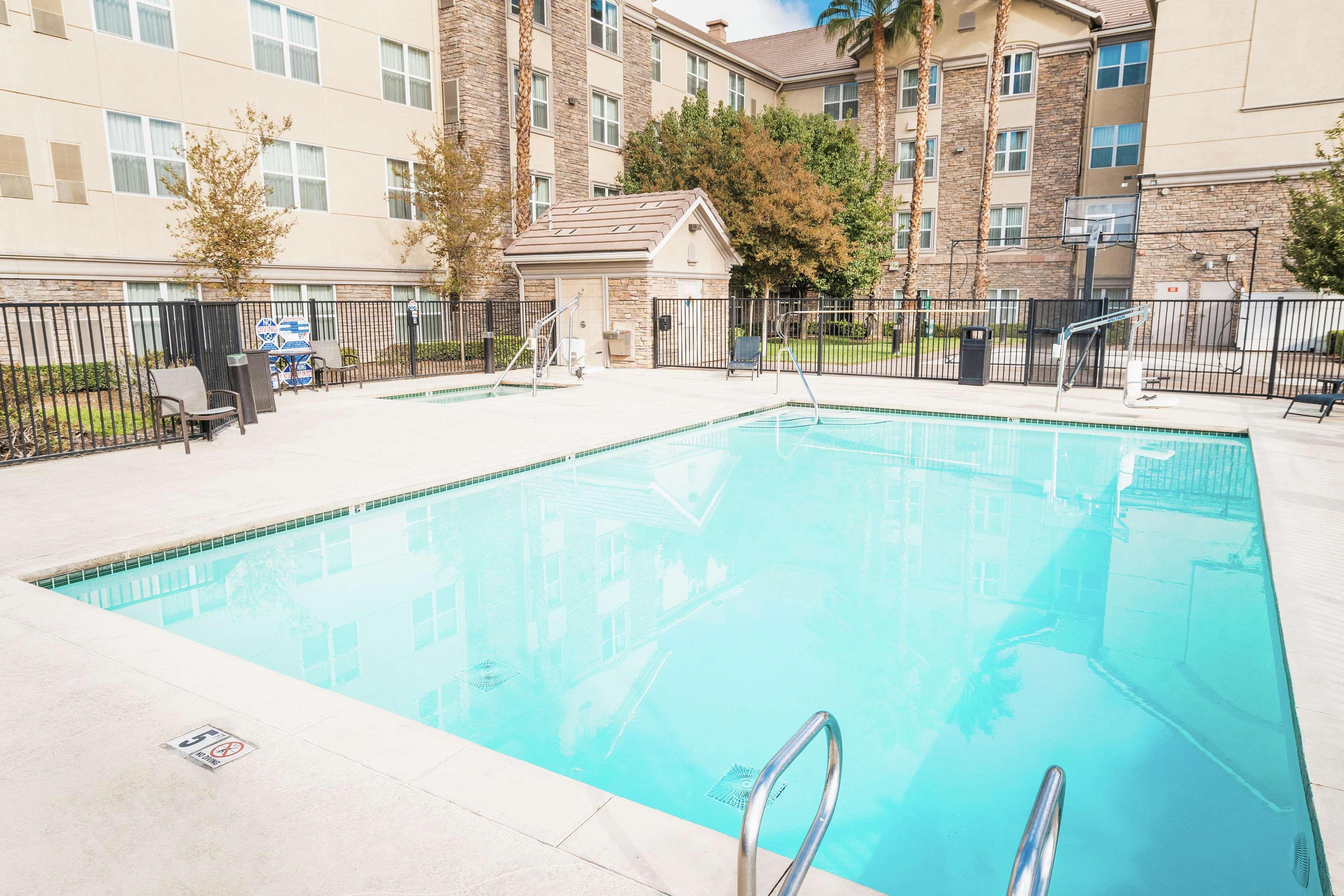 Homewood Suites By Hilton Ontario רנצ'ו קוקמונגה מראה חיצוני תמונה