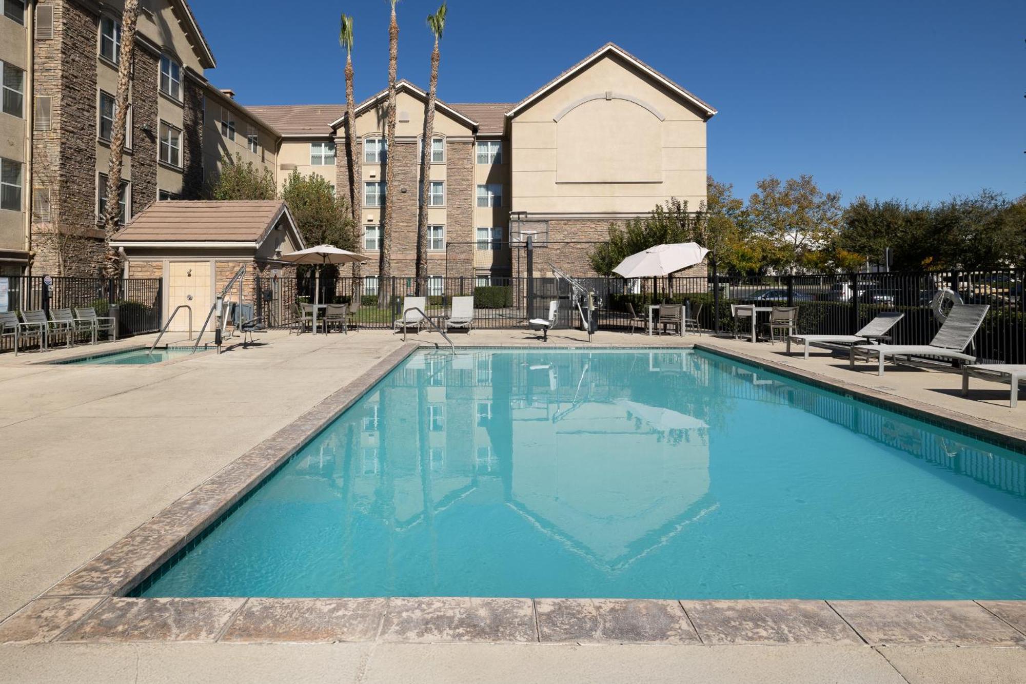 Homewood Suites By Hilton Ontario רנצ'ו קוקמונגה מראה חיצוני תמונה